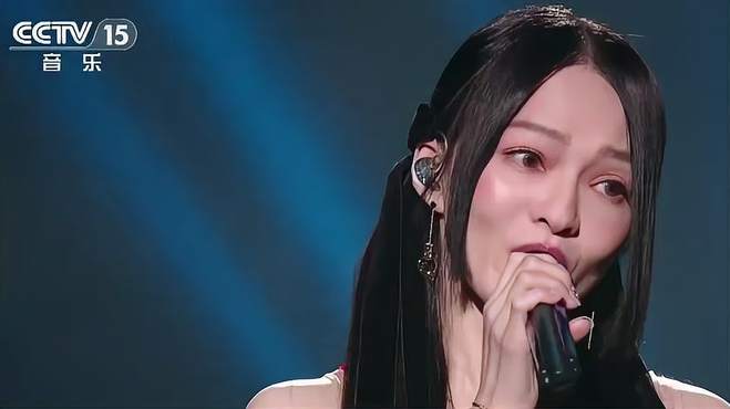 张韶涵演唱歌曲《欧若拉》，嗓音细腻动听，演绎全新的感觉