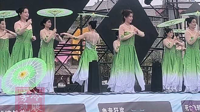 丢伞小姐姐水浒好汉城公演，台风淡定表情很尴尬