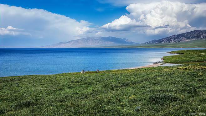 赛里木湖：新疆的璀璨明珠，四季如画的自然奇观