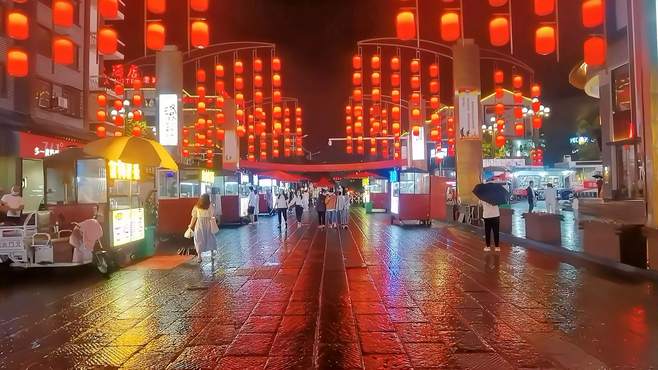 雨中的洛阳老城十字街恢复夜市，美食的诱诱惑再次向我们袭来