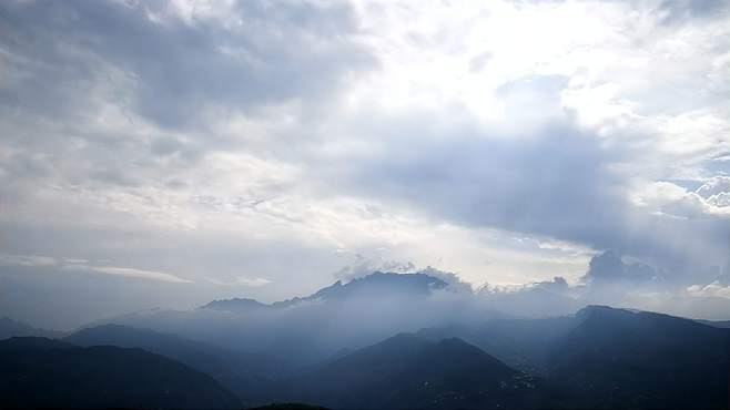 好癫狂——白云和乌云在大山的托举下，在浩瀚的天空跳起霹雳舞