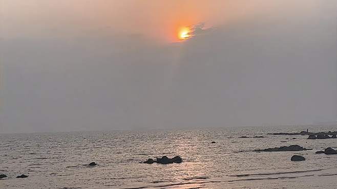 来海边看日出，早上五点的日出真是超级美！