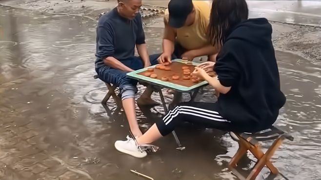 这才是下棋的巅峰境界，脚上带锁，风雨无阻！