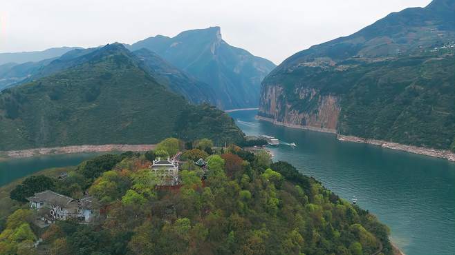 三峡一日游，感受江水奔腾之美，领略诗意与神秘风景