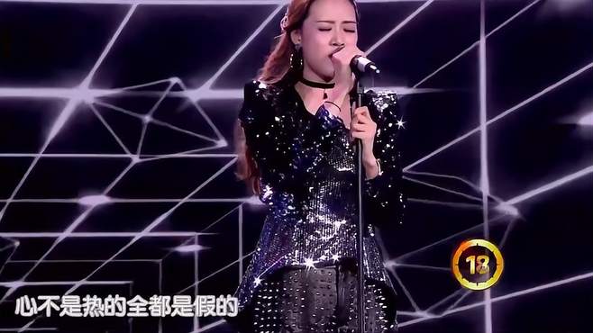 美女深情演唱《我要快乐》，声音清脆，反差巨大