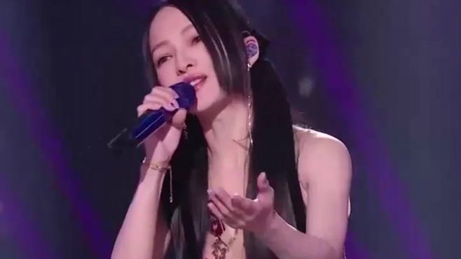 张韶涵演唱《欧若拉》，歌声甜美，宛若天籁之音