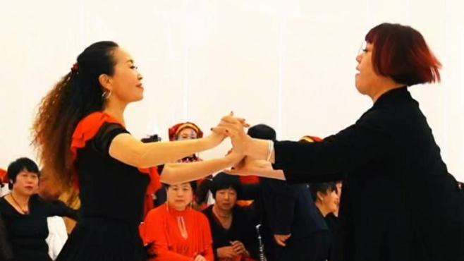 涿州燕子聚舞活动上桑巴舞非常好看，一遍看不够