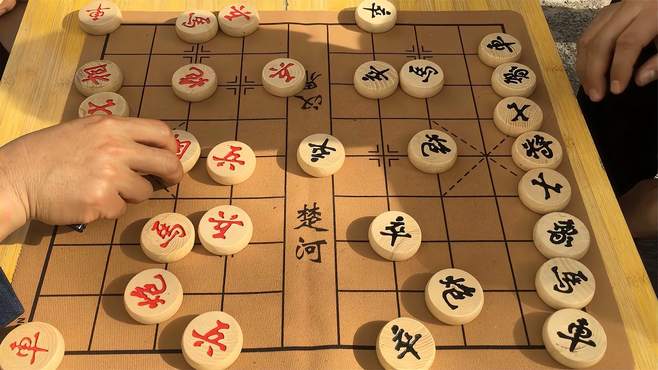 红方大爷这棋下的我真佩服啊，毫不畏惧对面的高手，直接拿下