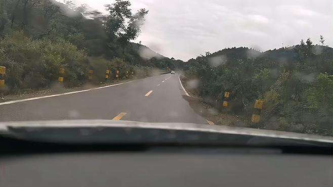 雨天小川藏线风景