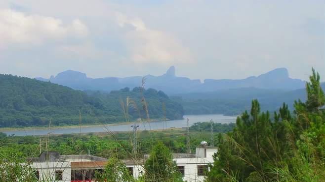 广东韶关丹霞山，唐朝名相张九龄祖父子胄地，呼炉烛朝天