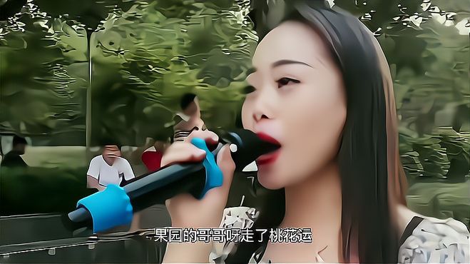 美女失恋后在广场唱歌，一首《桃花运》，竟然真的把桃花唱来了！