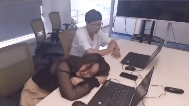 女子：我们睡觉你，你别吵！男子：老婆，不是你想的那样！