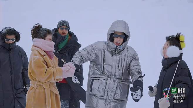 桃花坞民躺雪地唱主题曲，手牵手玩雪，太浪漫了丨五十里桃花坞