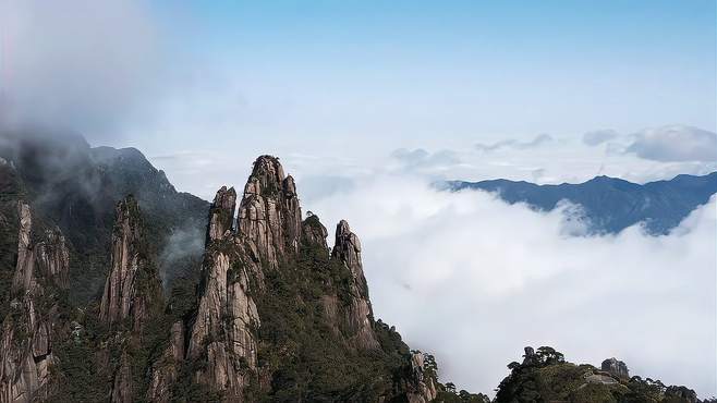 江西有一座奇特的山峰，云雾缭绕如仙境，每一个角度都如画一般