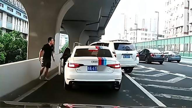 路怒突然开车，大哥勇挑大哥！