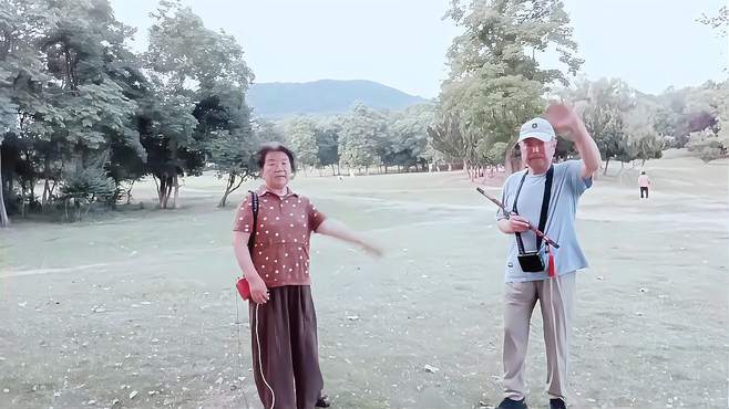 大蜀山脚下传来的歌声（我是一条小河）老年人生活开心快乐每一天