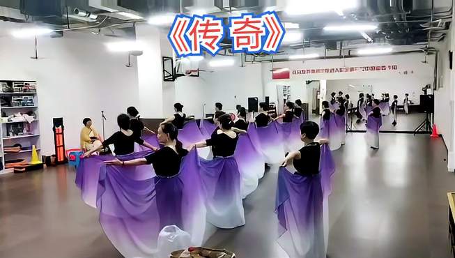 排练进行时走秀表演《传奇》服装漂亮背景音乐好听姐妹们认真投入