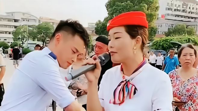 二婚女在广场邀请帅哥合唱一首《红尘情歌》，歌声美妙迷住路人