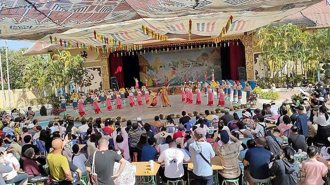 西双版纳橄榄坝傣族园民族歌舞表演