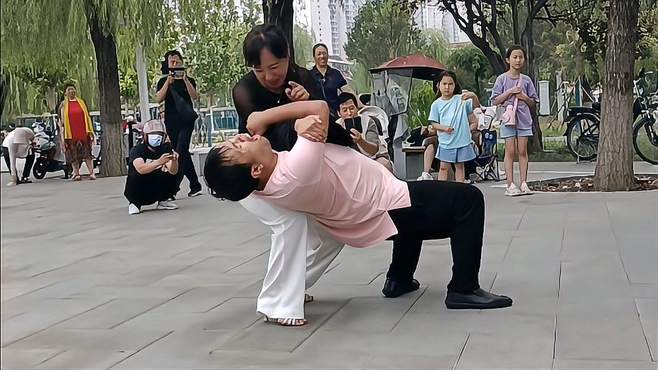 网红小护士把大撂倒了，还不让大牙起来，看把大牙难受的都快哭了