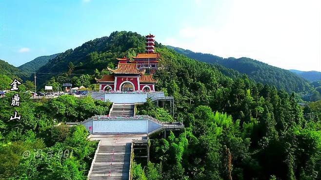 黔北佛教名山金鼎山，也称“小峨眉”。日出皆为温柔，人间皆为浪漫