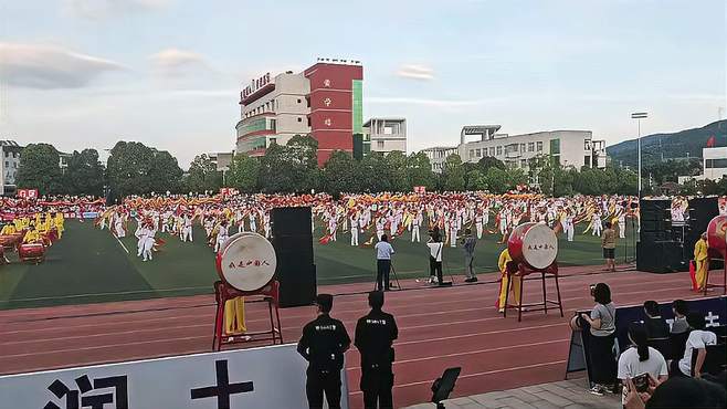 中国明星足球队竹溪邀请赛，赛前大型舞蹈表演