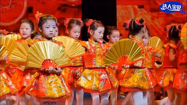 幼儿园开场舞《十面埋伏》，大鼓小扇配合默契，场面大气