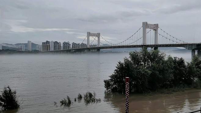 松花江水波涛滚滚