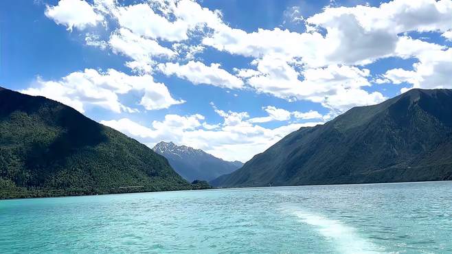 巴松措风景区简介：著名神湖和圣地，景色美不胜收