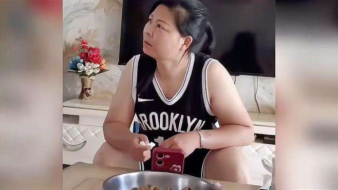 妈妈非让女儿卸妆再出门，本以为妈妈封建，镜头一转惊了：骂太轻