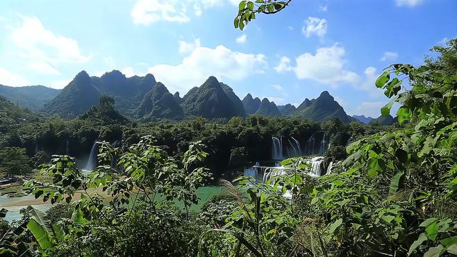 广西夏季避暑胜地，拥有1180米暗河漂流和壮观的大瀑布