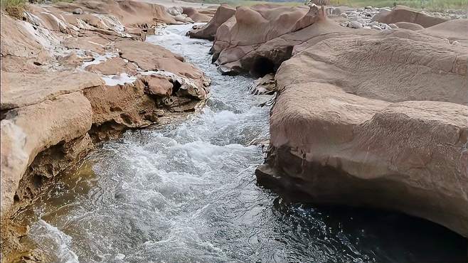 河水冲出峡谷奇观