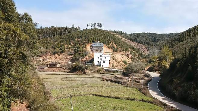 左青龙右白虎，两山夹一沟，广西这户人家才是顶级的宝地