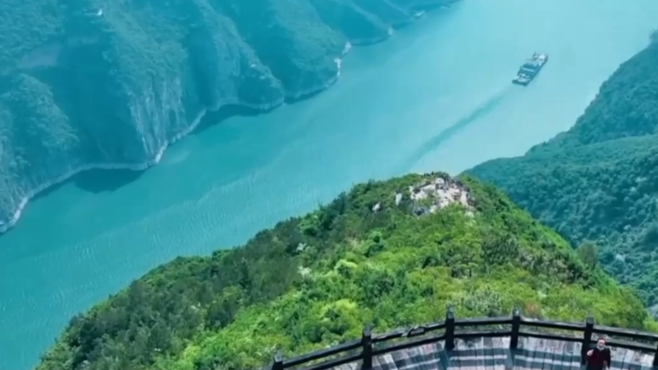 站在巫山岸高处极目远眺，壮丽的山峦和蜿蜒的河流相互交织