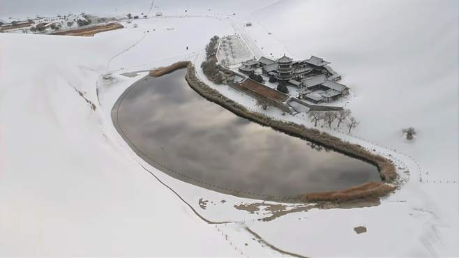 航拍：敦煌迎今冬首雪 月牙泉现“沙雪交融”的大漠雪景宛如仙境