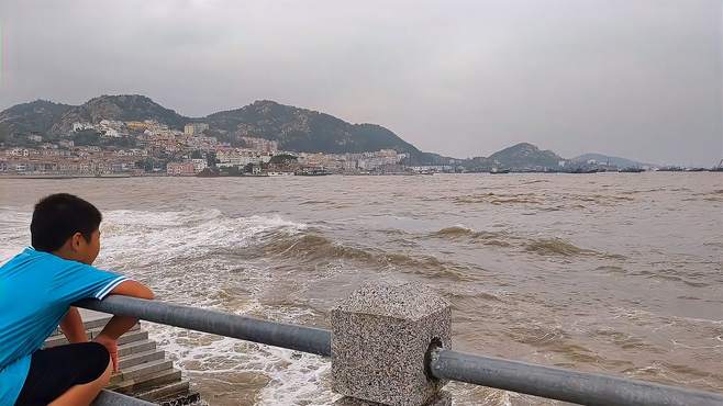 浪太大，差点拍进去