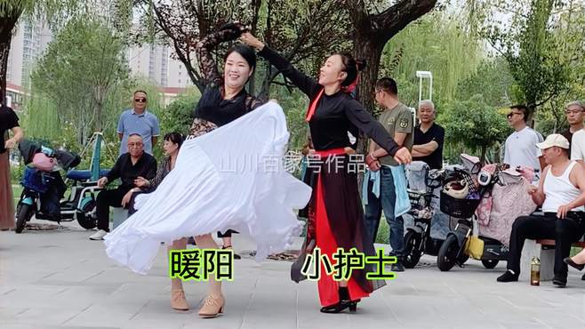 小护士姐姐带暖阳美女跳起《一往情深》，小护士舞步真潇洒