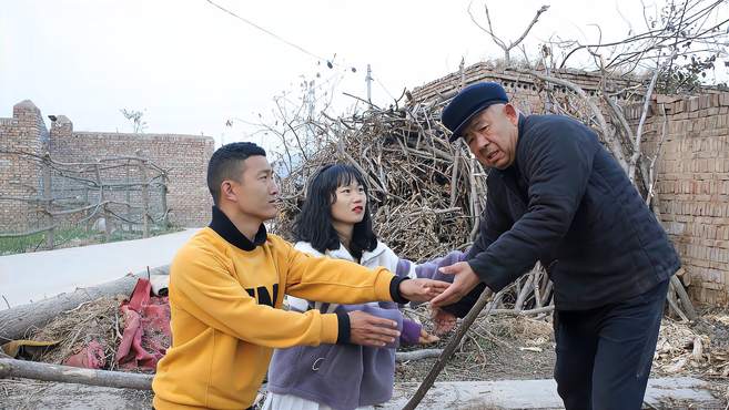 残疾父亲为让儿子结婚住野外，儿子儿媳跪求父亲回家，结局泪奔