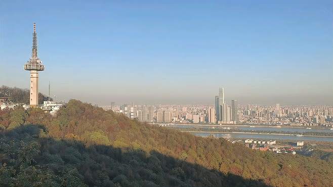 长沙岳麓山风景名胜区，植被茂密环境优美，可以观看长沙的全貌！