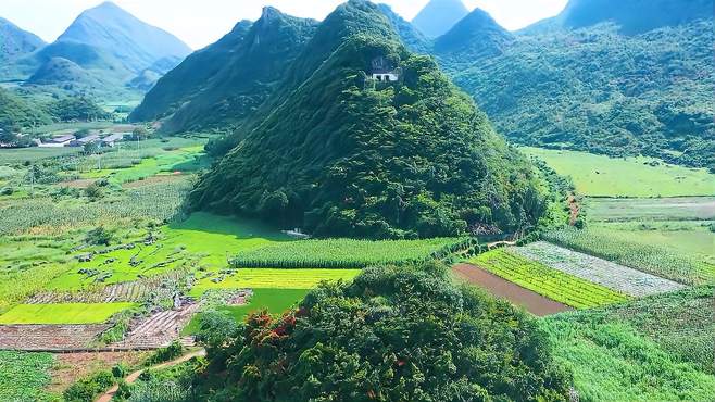 山顶发现一栋依山而建的孤房，像神仙住的地方，谁在此隐居呢