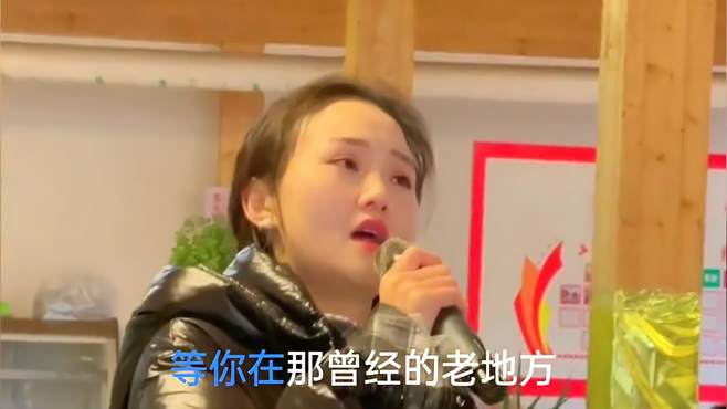 美女一首情歌《想你的时候问月亮》，歌声动人心弦，太好听了