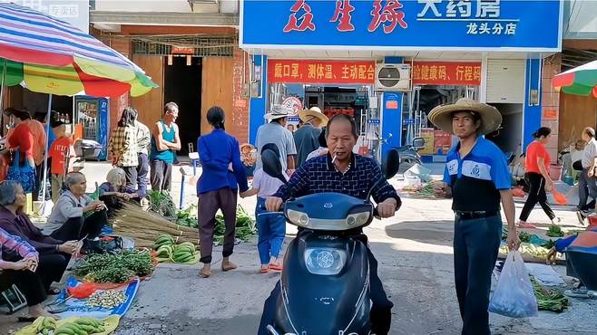 广西崇左扶绥县，今天搭三轮车去龙头乡赶集，村民自卖农产品便宜