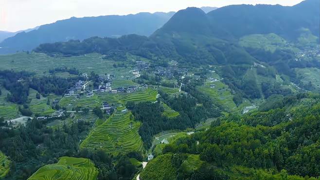 背靠武威青山，左右山脉环抱，地势格局霸气，真是耐人寻味