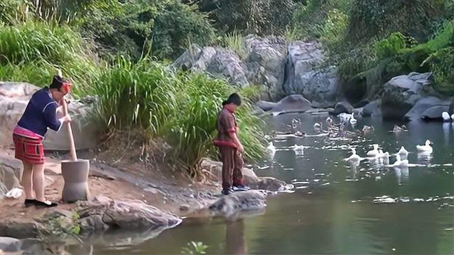 前院溪水耕地，背靠高山椰子树，传统黎村就到了！丨万里走单骑