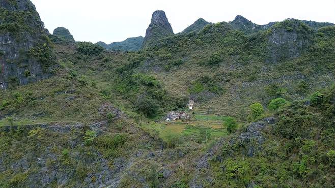 高山之上这样的两户人家，到底靠什么生活？尤其这缺水缺土的山区