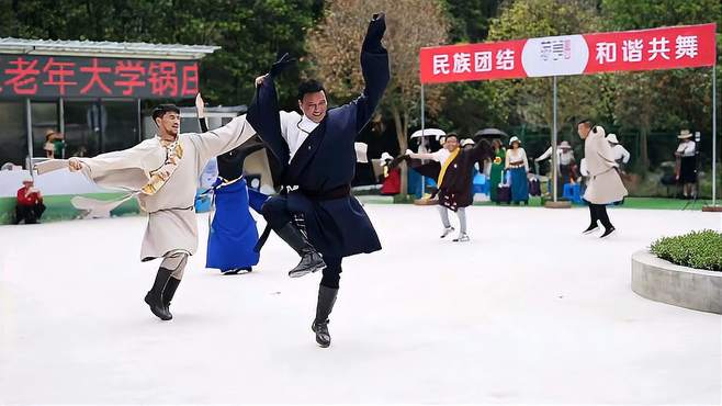 歌曲《玛尼情歌》悠扬、悦耳。美女帅哥们表演精彩锅庄舞！太美啦