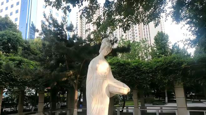 夏日第一天，邯郸丛台区人民路和滏西大街交叉口罗敷女熠熠生辉