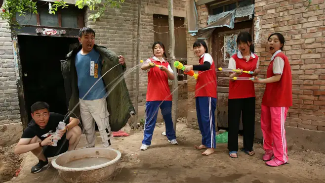 短剧：孩子们玩打水仗，没想大脸拿出“秘密武器”，二舅直接投降