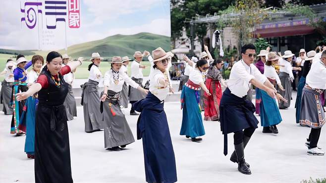 郦龙与小殷老师在藏羌印象新址展演嗨锅