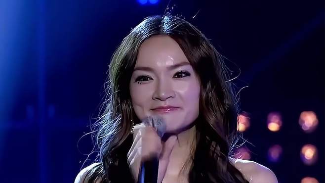 温柔妈妈改变风格，变身摇滚辣妈嗨唱《DanceAgain》，歌声绝了呀